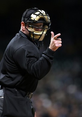 야구 스트라이크 표시하는 심판 사진