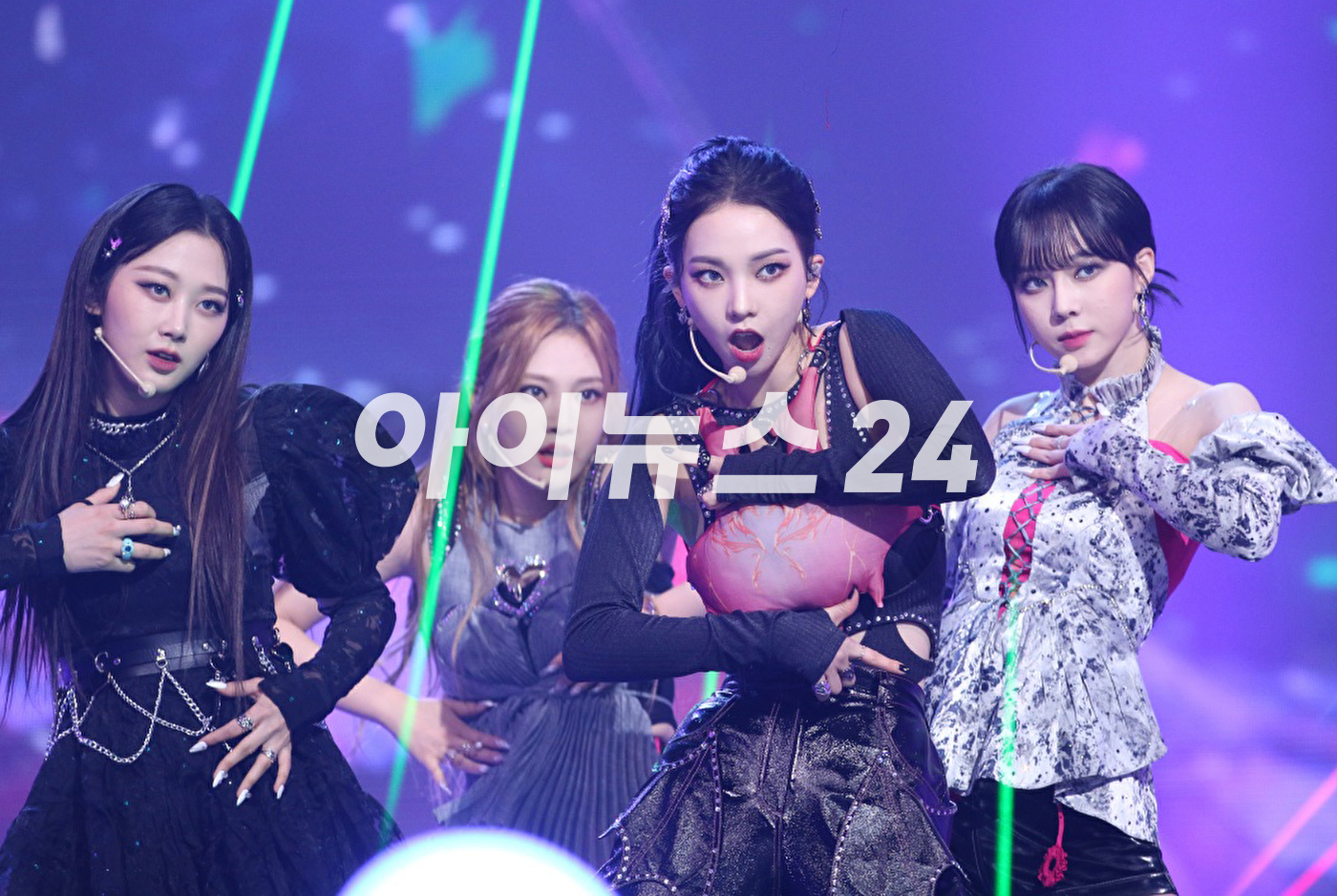 그룹 에스파(aespa)가 31일 오후 진행된 &#39;2021 MBC 가요대제전&#39;에 참석해 멋진 무대를 선보이고 있다. [사진=MBC]