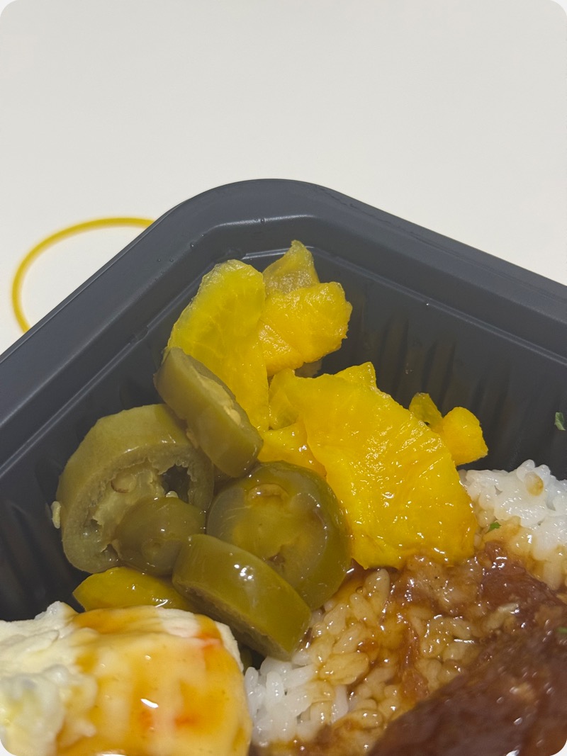 맛있는-도시락-연돈-볼카츠-도시락-반찬-단무지-할라피뇨