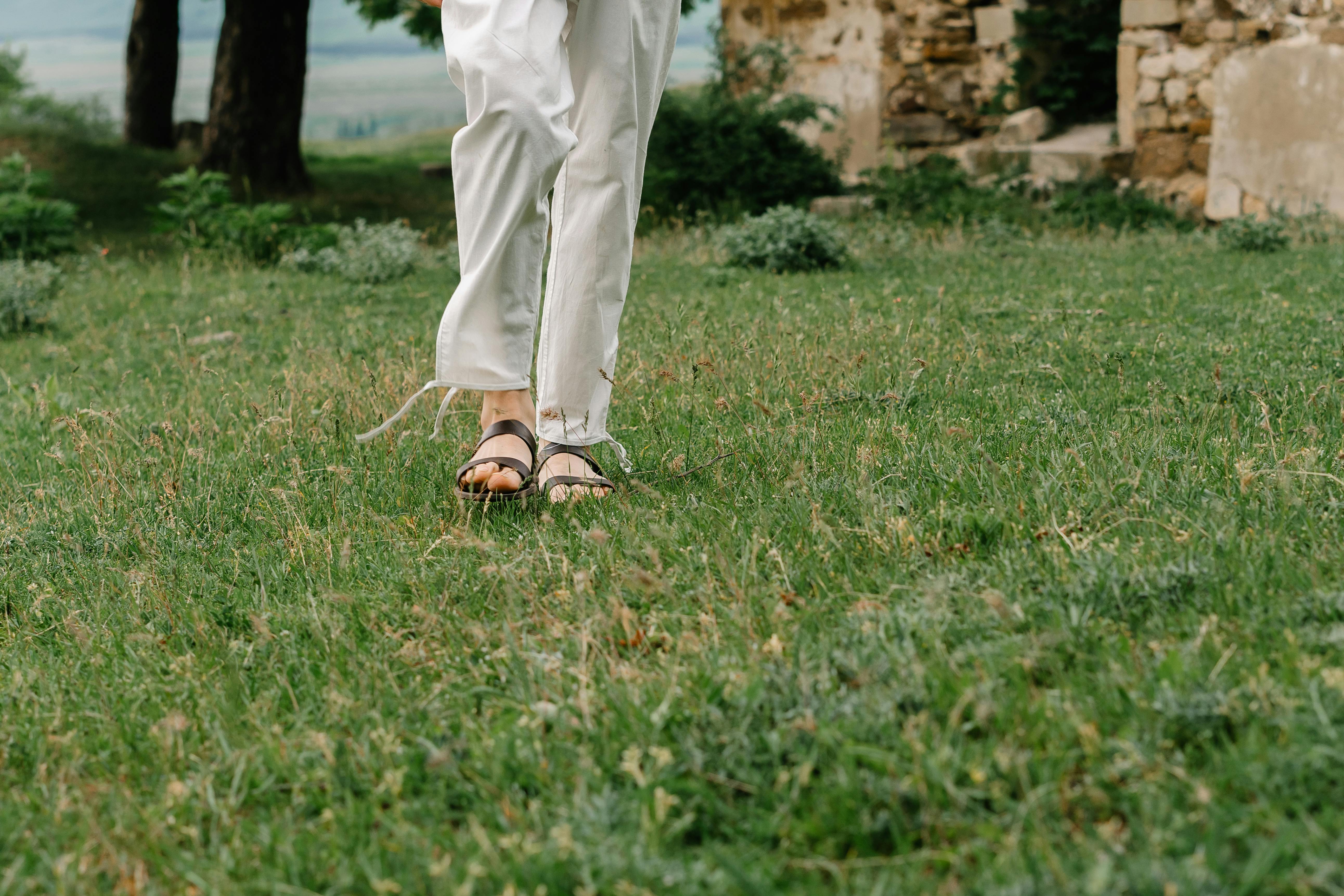 지속 가능한 삶을 상징하는 잔디 위의 발걸음