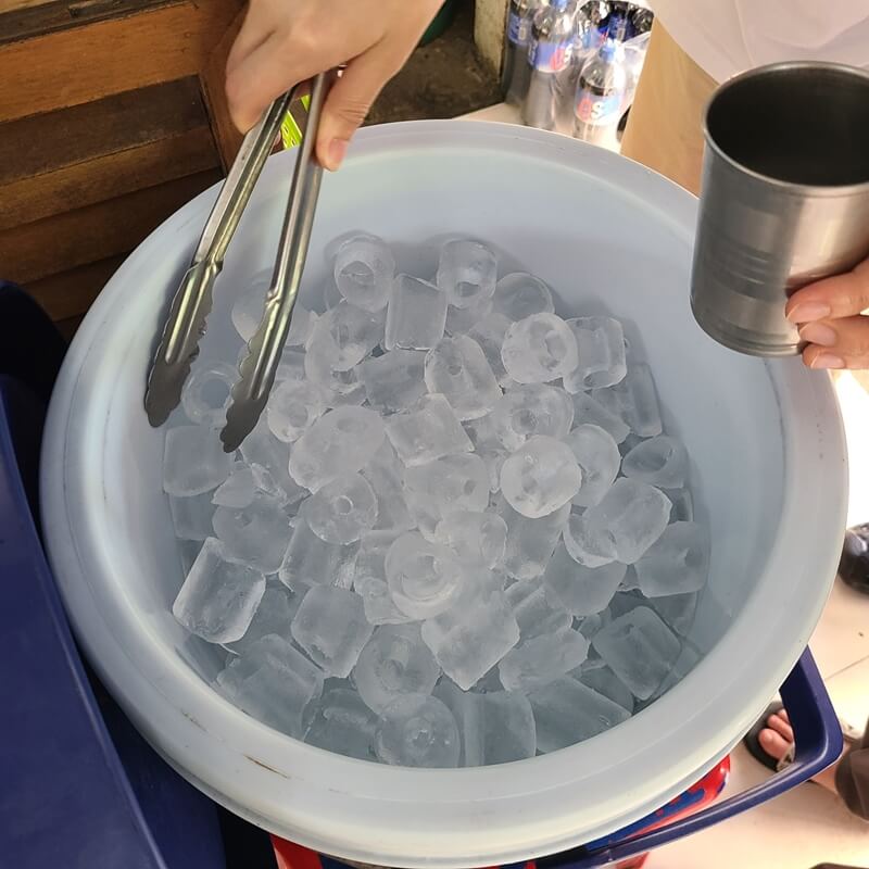 얼음이-가득한-얼음통에서-집게로-얼음을-집는손