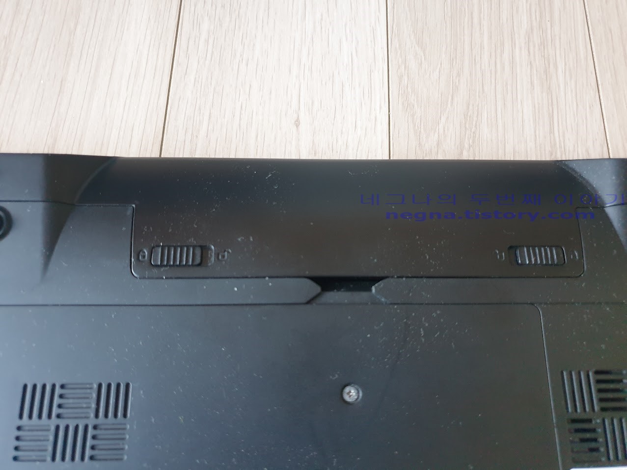 기가바이트 P2542 노트북. 배터리 잠금 스위치.