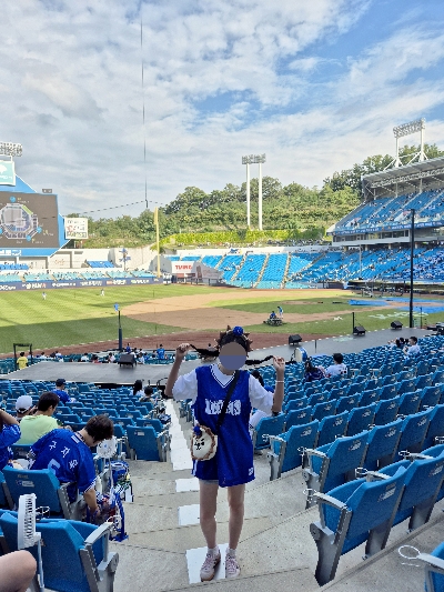 삼성 라이온즈 파크 블루존에 서있는 양갈래 머리를 한 여자 사진