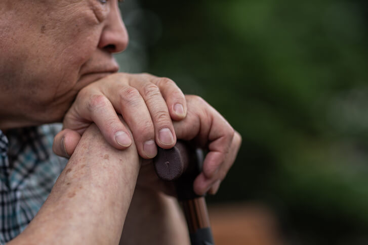 외롭고 병든 노인 사진