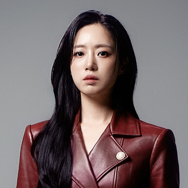 드라마 첫 번째 남자에서 1인 2역 중 마서린역의 함은정의 포스터입니다.