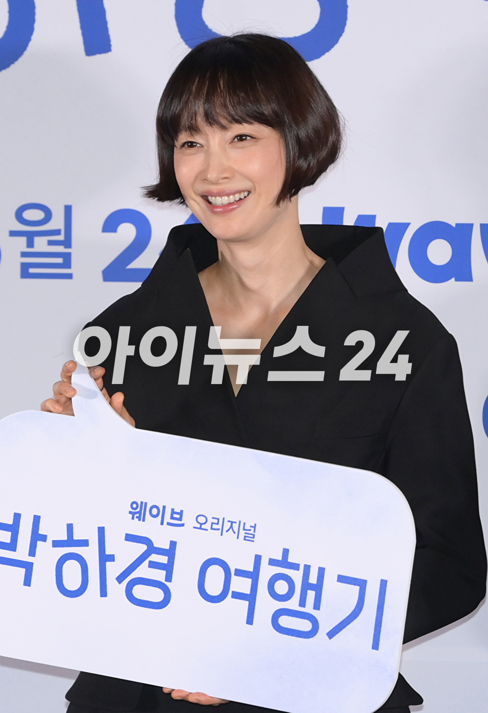 &#39;뱀파이어 미모&#39; 배우 이나영이 23일 오후 서울 CGV 용산아이파크몰에서 열린 웨이브 오리지널 드라마 &#39;박하경 여행기&#39; 언론 초청 시사 간담회에 참석하고 있다. [사진=정소희 기자]
