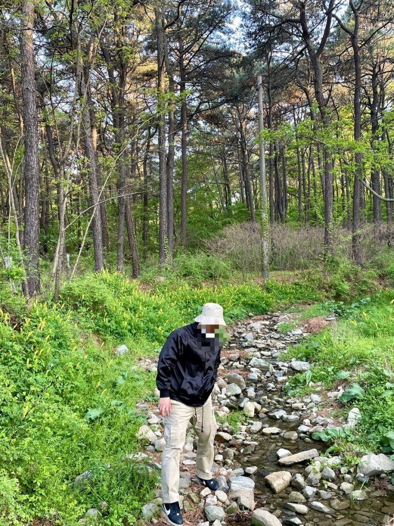 데일리룩(오뭘입)_ 세인트페인 벙거지모자 베이지, 퍼즈코치자켓 블랙, 무신사스탠다드 카고바지 베이지, 나이키 코르테즈, 남자코디 , 남자데일리룩, 남자데일리코디, ootd