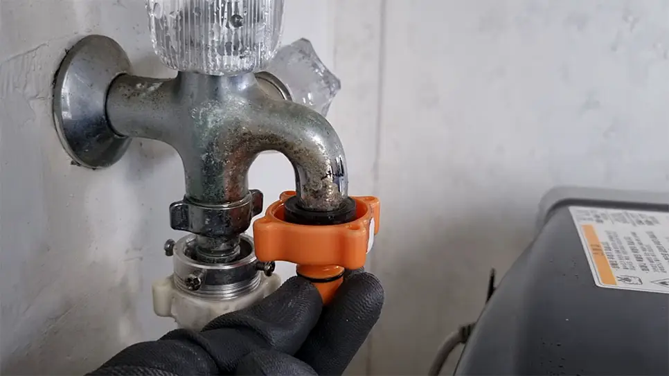 드럼세탁기 냉수 호스 연결 모습