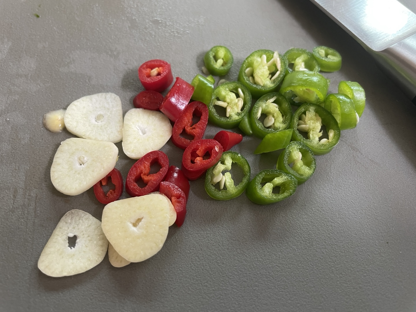 이정현 노른자장 레시피 - 마늘, 홍고추, 청양고추 슬라이스