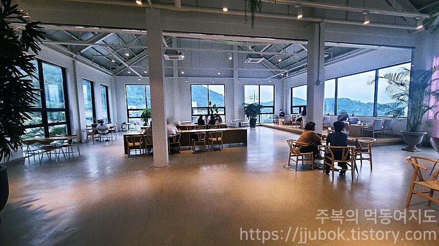 핀스커피-2층-분위기-5