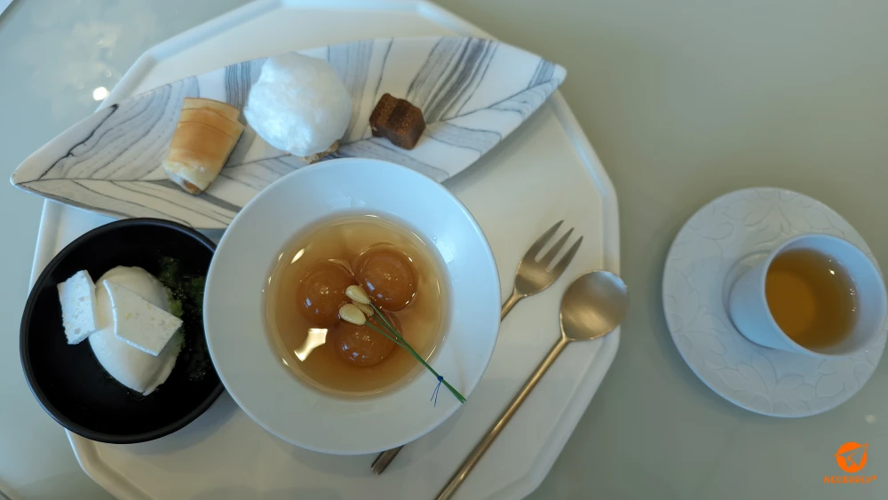 디저트로 맛본 송이빙과, 곶감수정과, 계절차, 인절미사과구이, 구름유과, 고구마사탕 등 6종 세트.ㅎ
