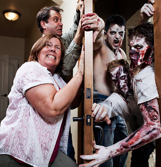 좀비들이 문을 열고 침입하려 하자 가족이 문을 힘껏 막고 있는 장면이 마치 영화 좀비딸을 연상시킨다