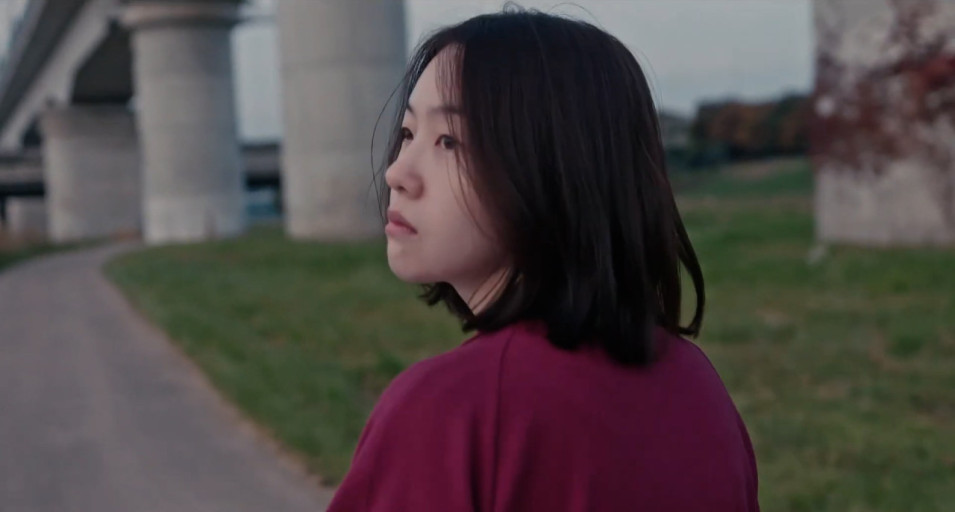 어딘가를 멍하니 바라보는 방민아의 모습
