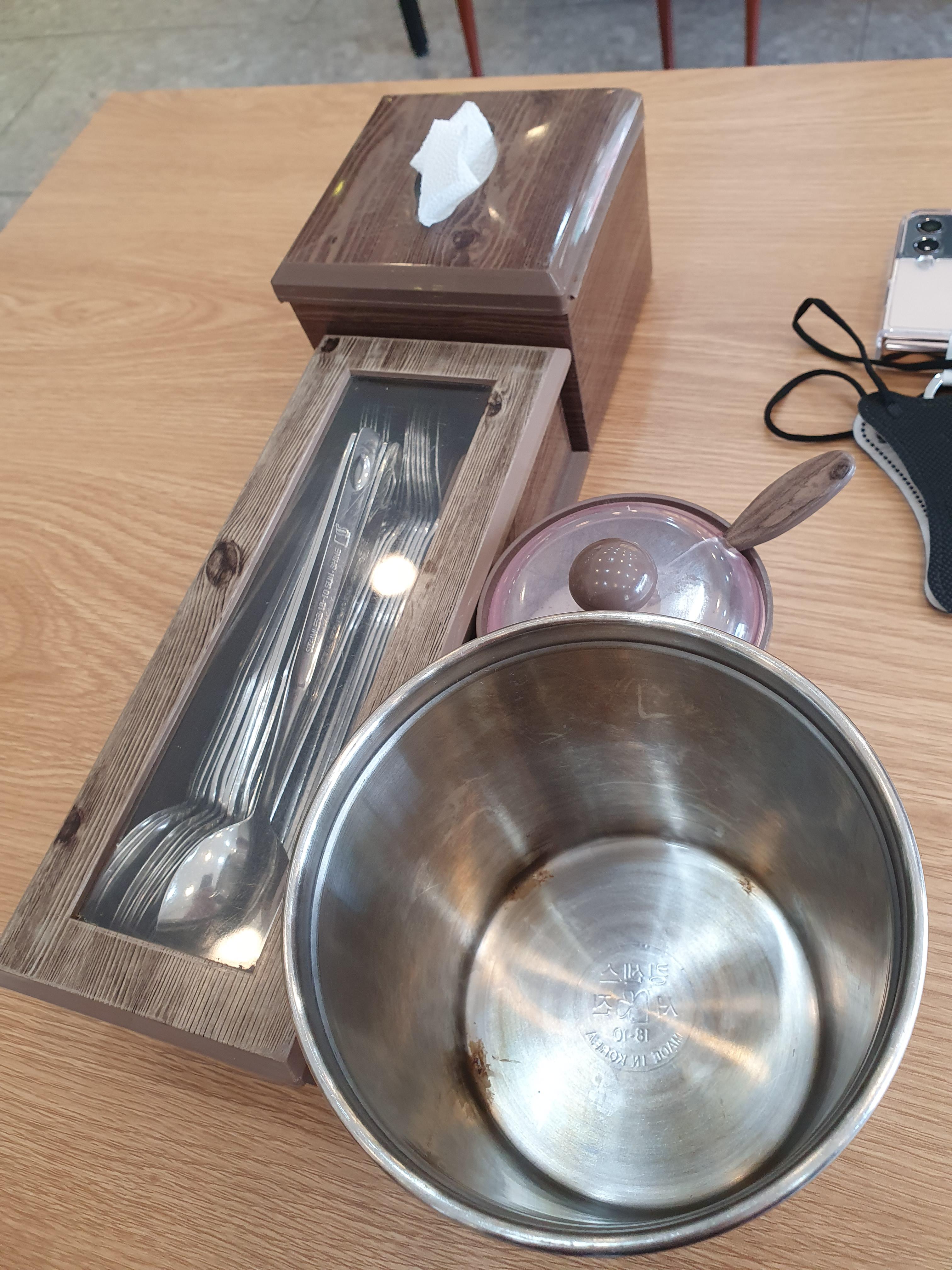 원내동 계룡삼계탕 테이블 세팅