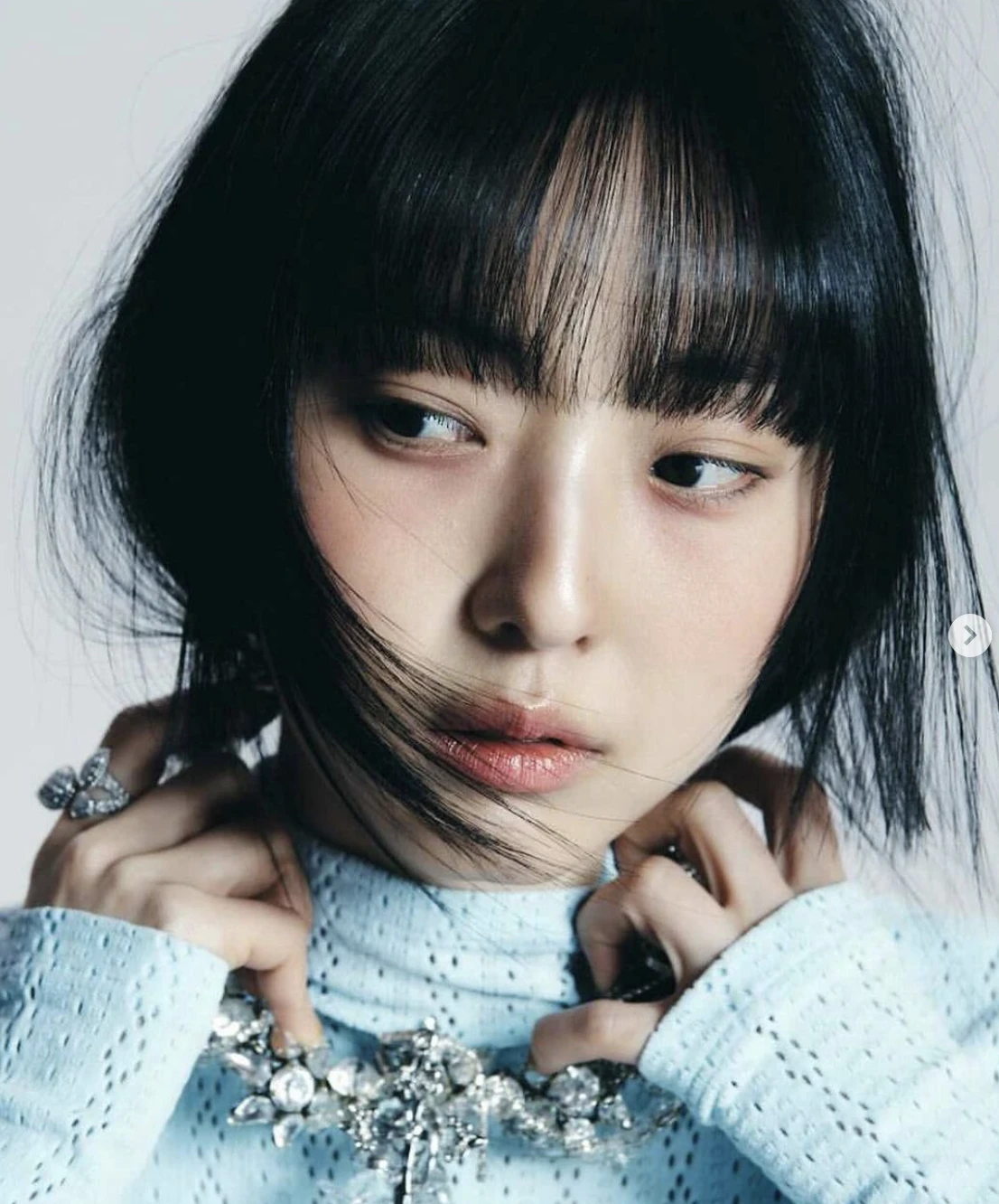 전소니-옆보는사진