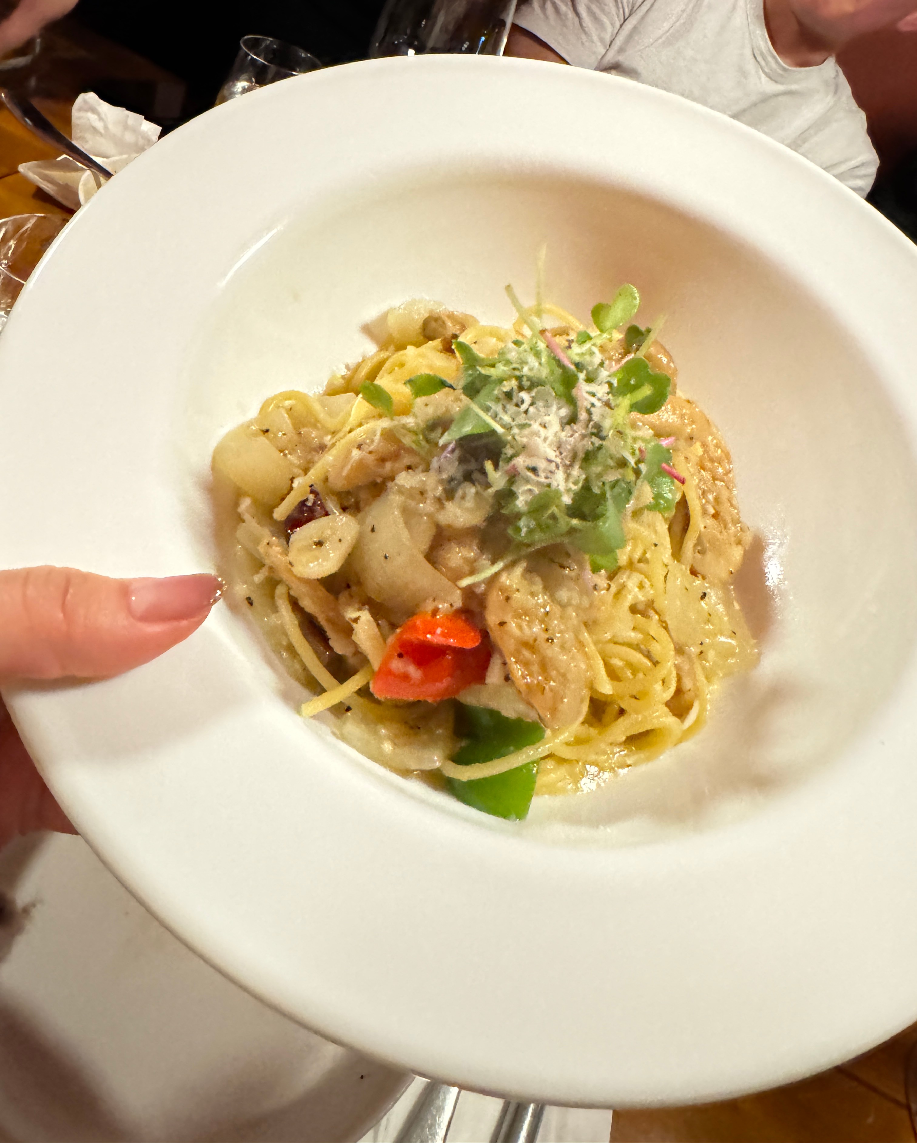 화이트와인 곁들이기 좋은 크림 파스타&amp;#44; 흰 그릇에 담긴 스파게티와 버섯&middot;고기 토핑&amp;#44; 위에 마이크로채소와 치즈가 올려진 모습