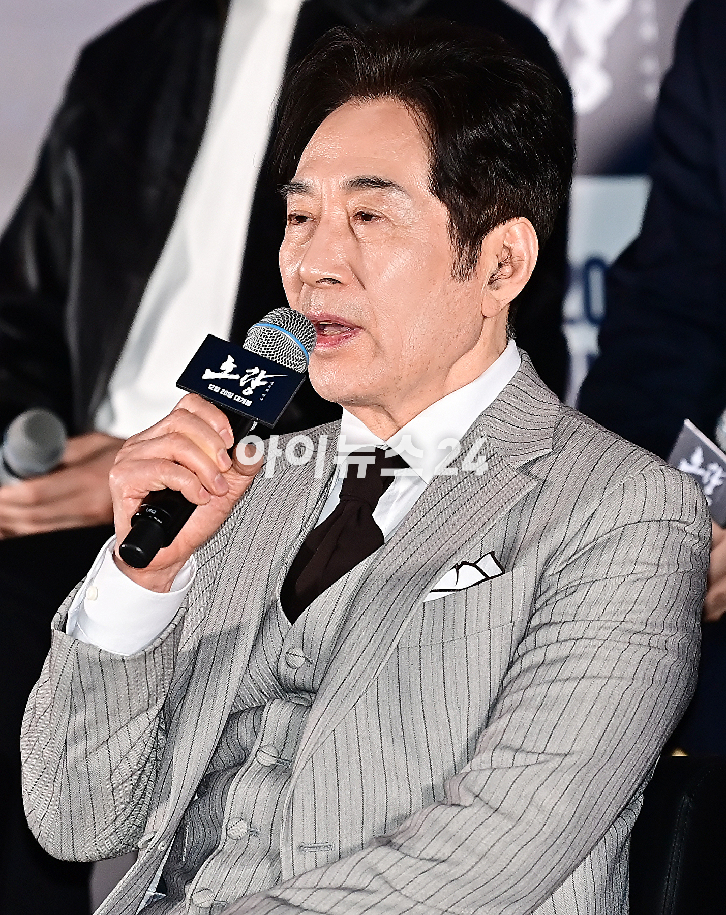 배우 백윤식이 12일 오후 서울 송파구 롯데시네마 월드타워에서 열린 영화 '노량: 죽음의 바다'(감독 김한민) 언론시사회에서 포토타임을 갖고 있다.'노량: 죽음의 바다'는 임진왜란 발발 후 7년, 조선에서 퇴각하려는 왜군을 완벽하게 섬멸하기 위한 이순신 장군의 최후의 전투를 그린 전쟁 액션 대작이다. 오는 20일 개봉. [사진=곽영래 기자]