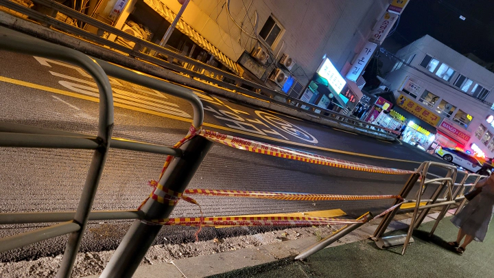 응봉동 마을버스 8번 사고 제보 승용차 충돌로 가드레일 떨어져 나감