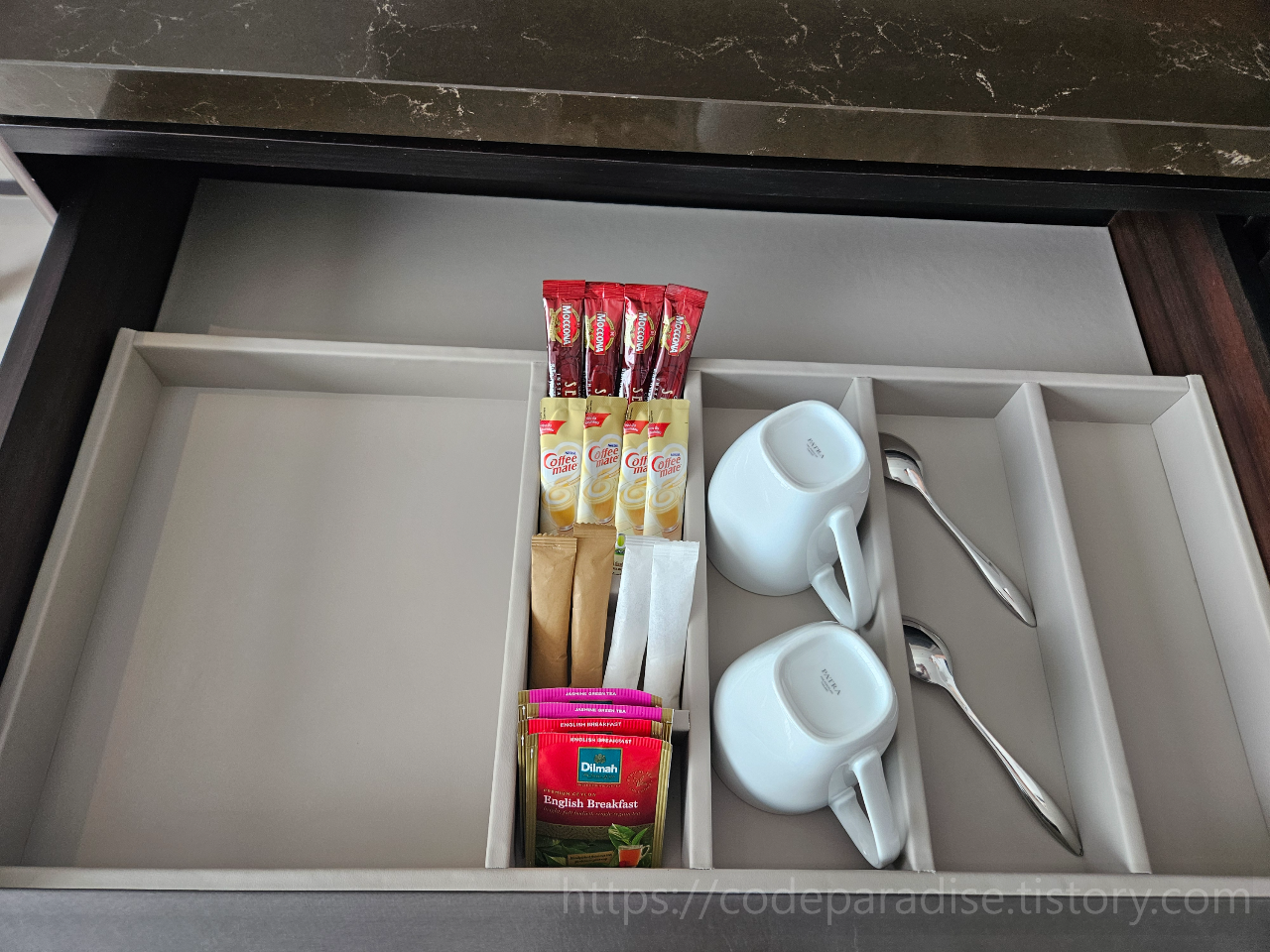 ํธํ
์ฌ์ง