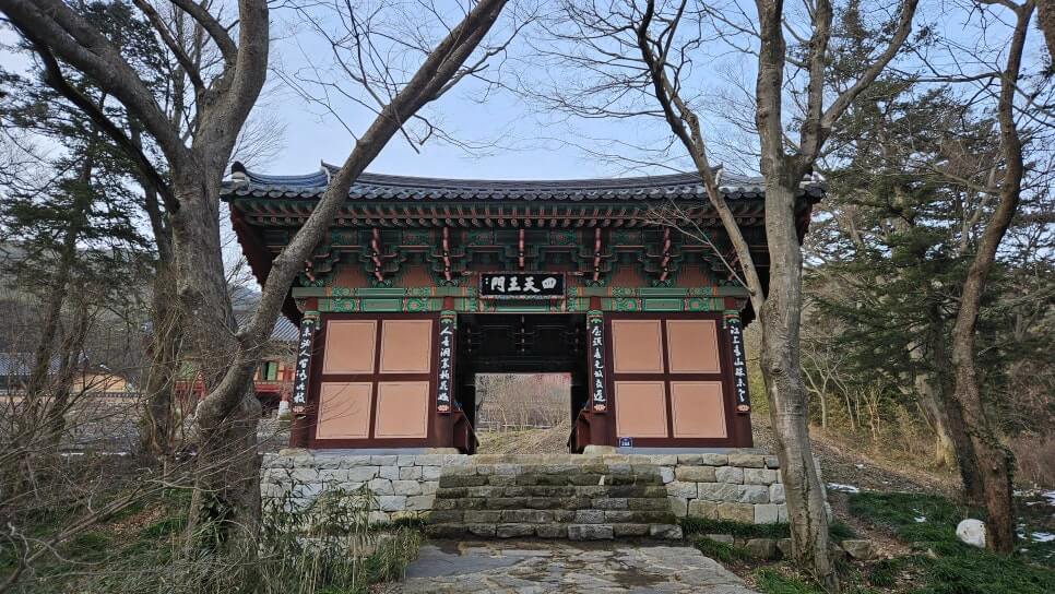 부안 개암사 : 울금바위의 전설과 보물 대웅보전의 예술미를 찾아서