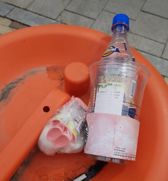 스타벅스 닉네임을 실명으로 설정해 놓고, 닉네임이 부착된 일회용 컵을 아무렇지 않게 무단 투기한 이들을 비판하는 글이 올라왔다. 사진은 작성자가 공개한 무단 투기된 쓰레기. [사진=온라인 커뮤니티]