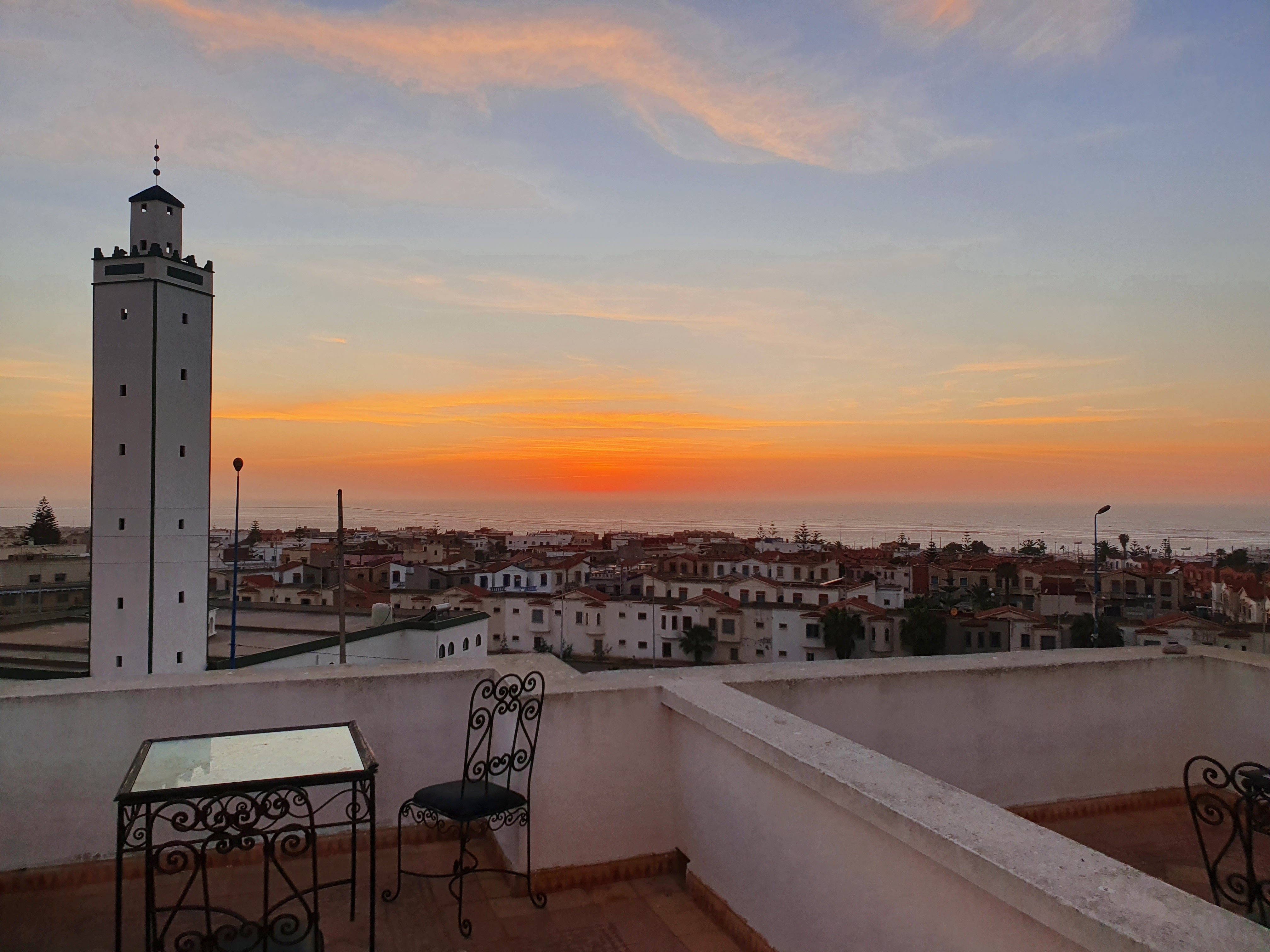 모로코 수이라 케디마 모스크와 해변