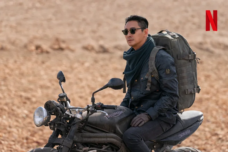 넷플릭스 중증외상센터에서 오토바이를 타고 있는 주지훈