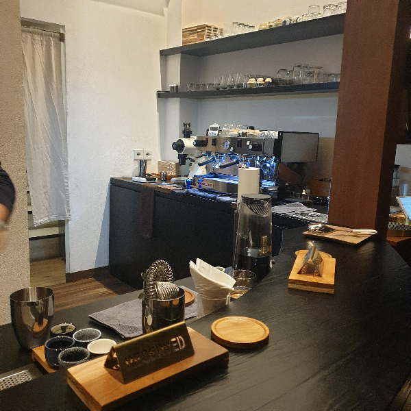 발리 카페 투어: 발리 꾸따(Kuta) 지역의 Naughty Goat Coffee Artisans_추출 공간