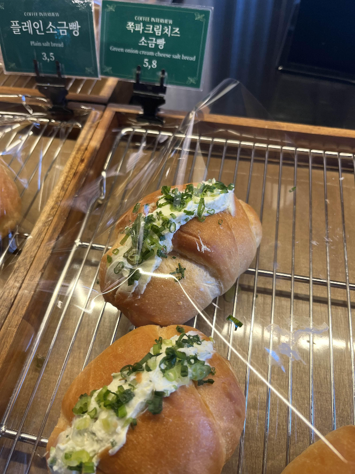 커피인터뷰 쪽파크림치즈 소금빵