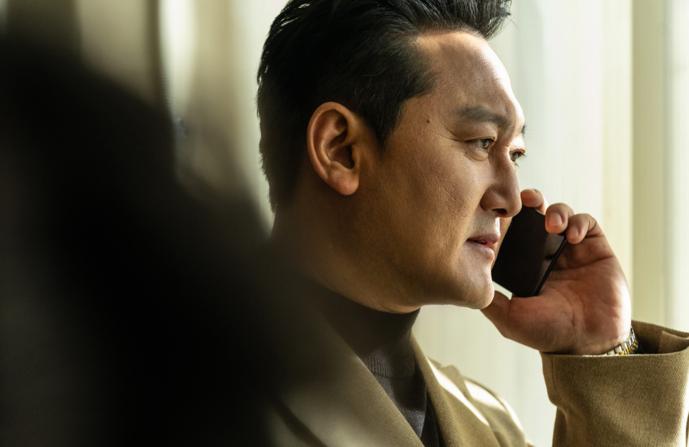 영화 브로큰 병규와 통화를 하는 창모