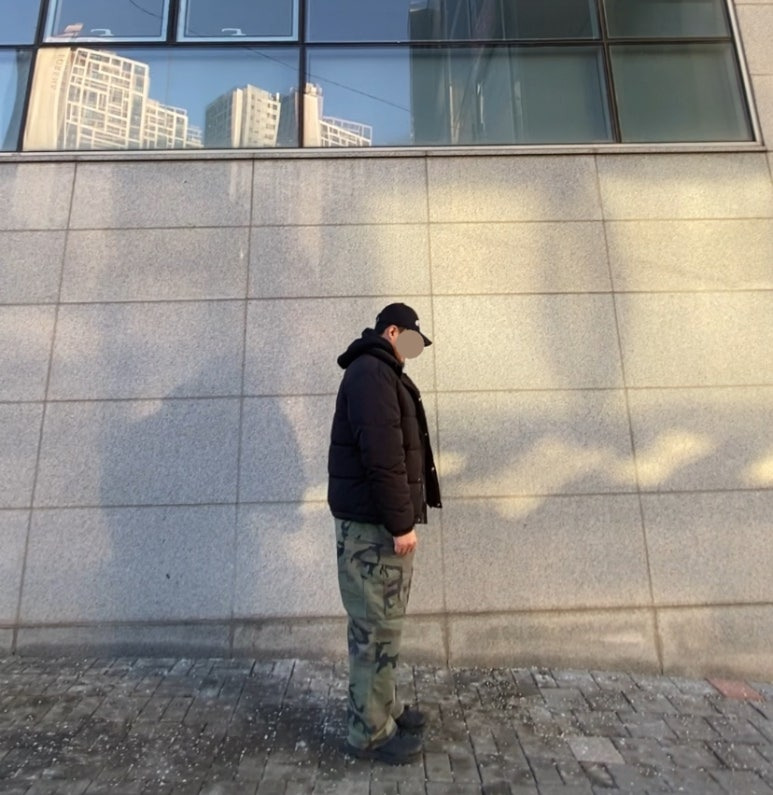 데일리룩('26.1.21.)오와이 빈티지 레터링 볼캡, 무신사스탠다드 보아 후드티, 바스틱 점퍼 숏패딩, 플루크 밀리터리 카모 와이드 카고 팬츠, 뉴발란스 410V5 트레일 올블랙