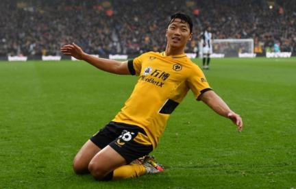 축구장을 구르는 황희찬