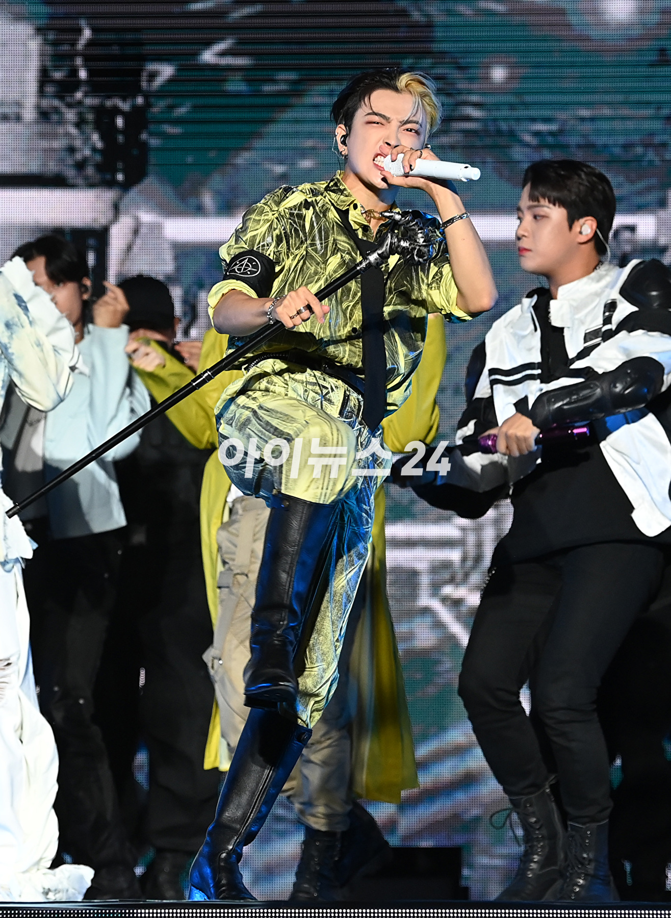 그룹 에이티즈가 28일 오후 서울 광진구 군자동 세종대학교 대양홀에서 열린 신보 '더 월드 에피소드 1 : 무브먼트(THE WORLD EP.1 : MOVEMENT)' 발매 기념 쇼케이스에서 포즈를 취하고 있다. [사진=김성진 기자]