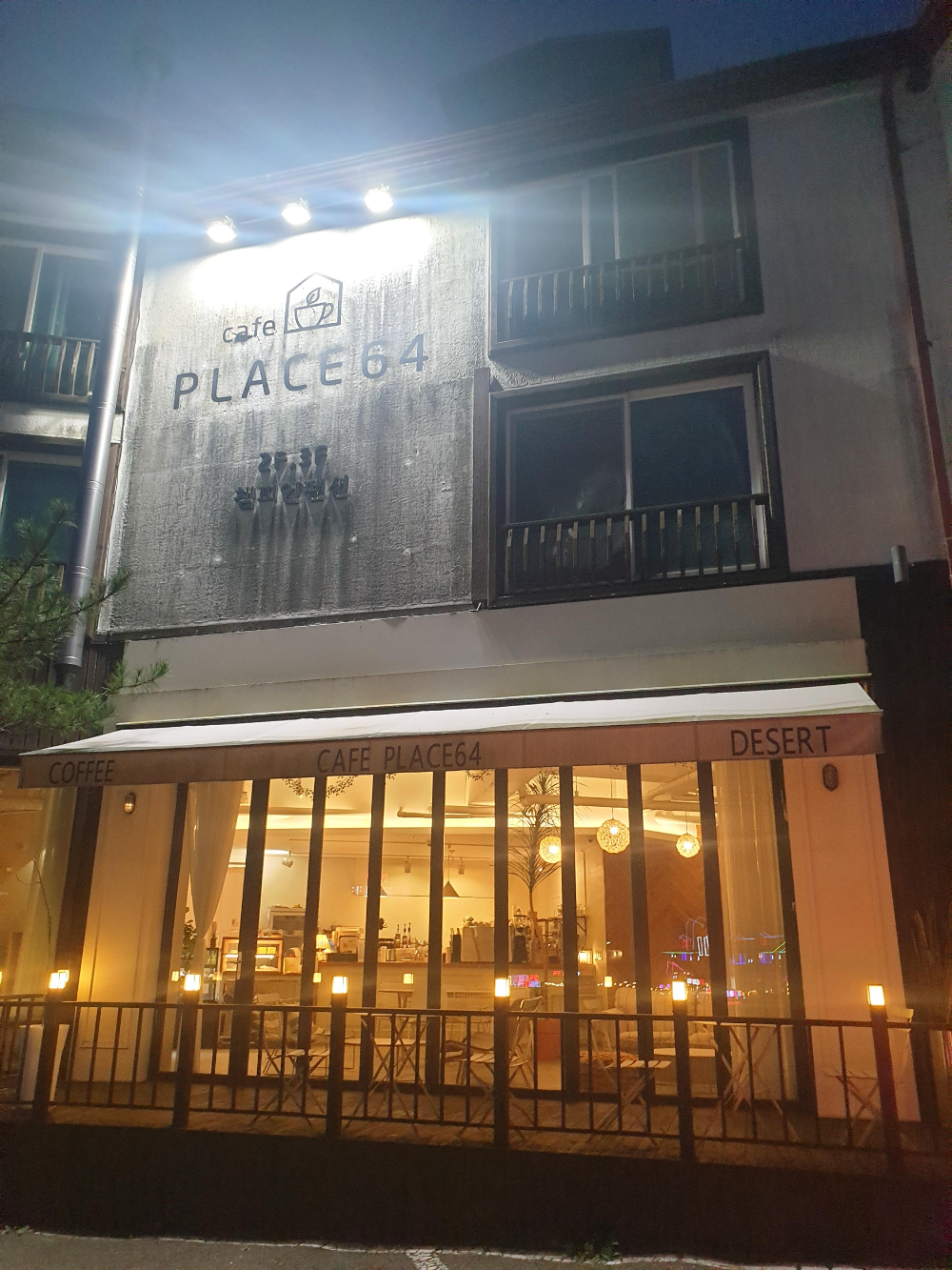 간판이 2 ~ 3층에 걸쳐 있고 1층은 테라스와 폴딩 도어로 구성되어 있다.