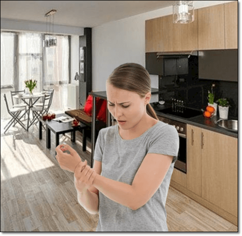 손가락 류마티스 관절염 증상이 있는 주부 