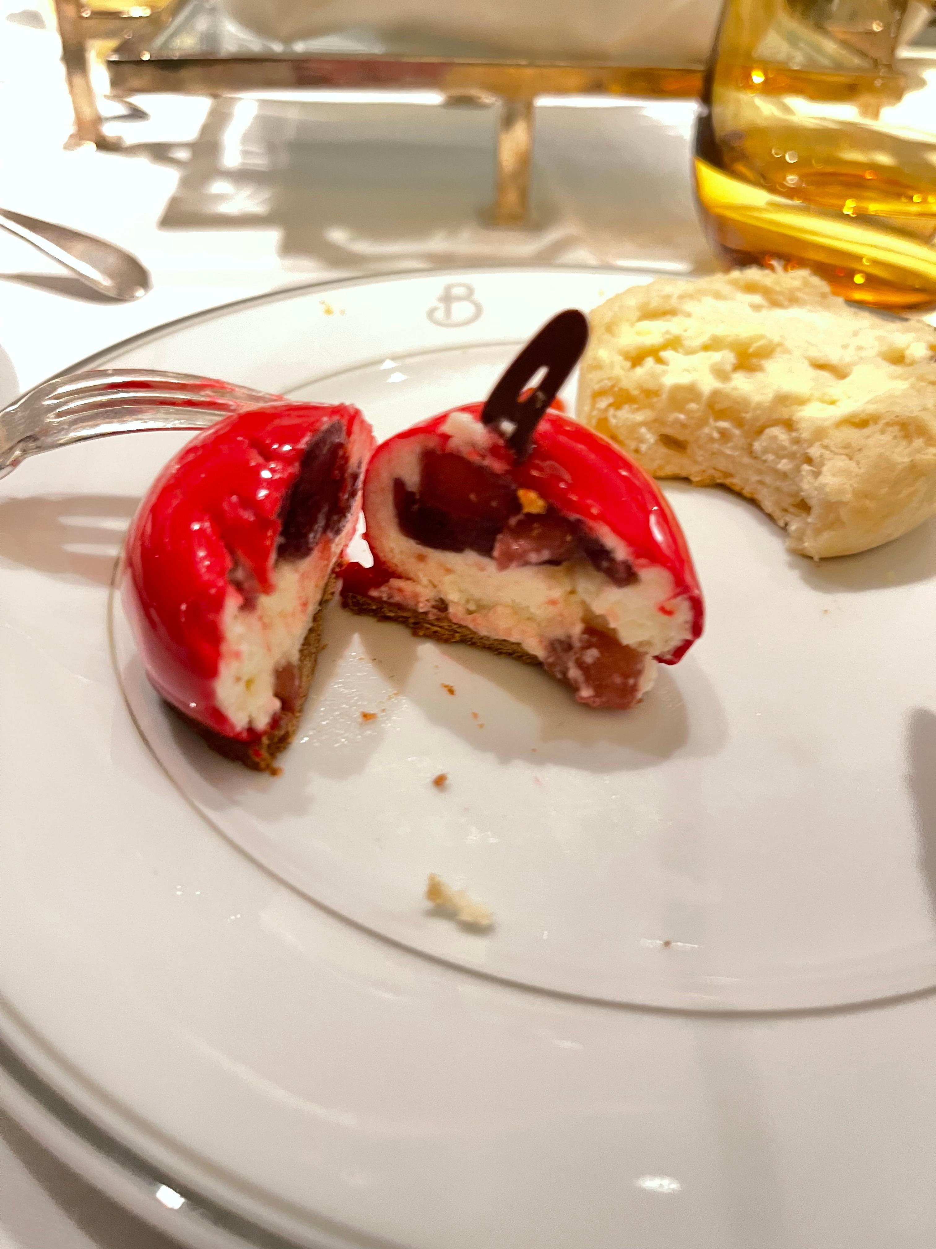 The Gatsby Room 체리 모양 디저트