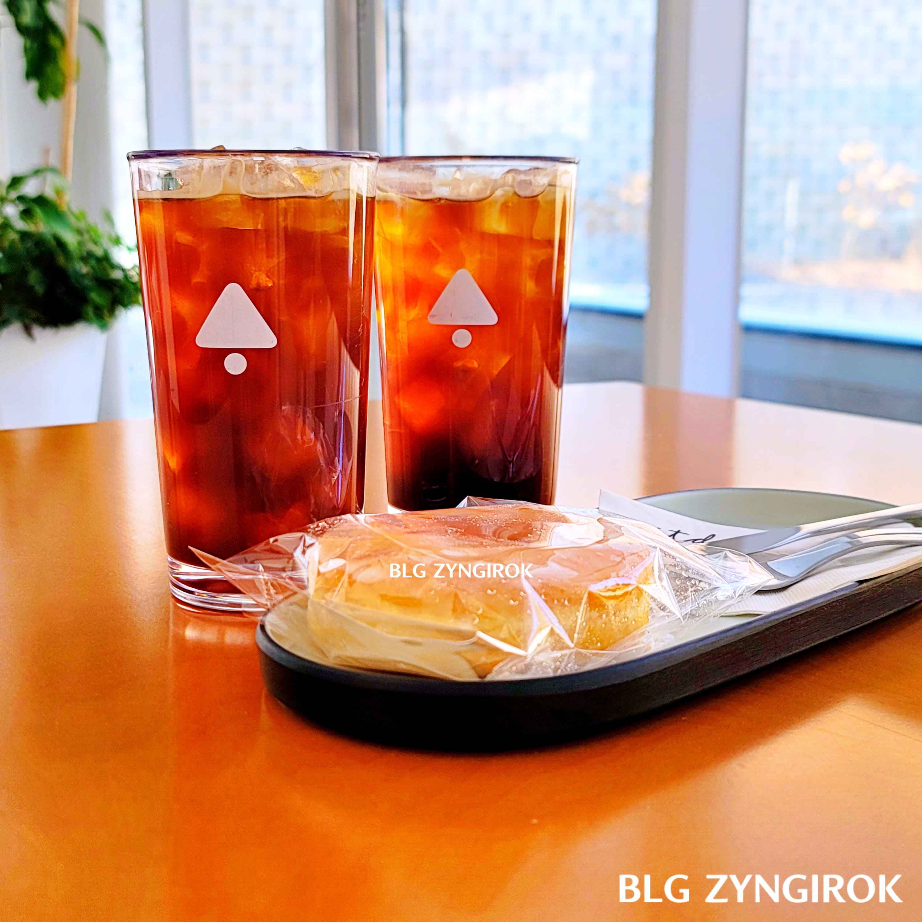 양주 카페 닛다 내부 - 주문한 아메리카노와 도넛 모습이다.