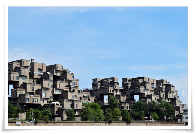 흡사 레고를 쌓아올린듯하기도 하고 한편으로는 네모 반듯한 암석조각 덩어리 같이 보이기도 해비타트 67 의 독특한 모습