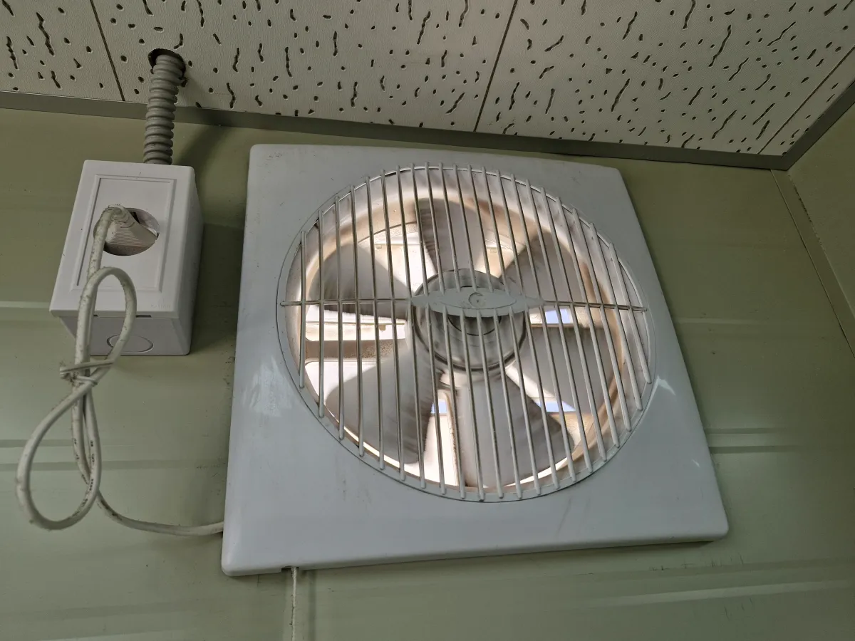 환풍기가-돌아가는-벽