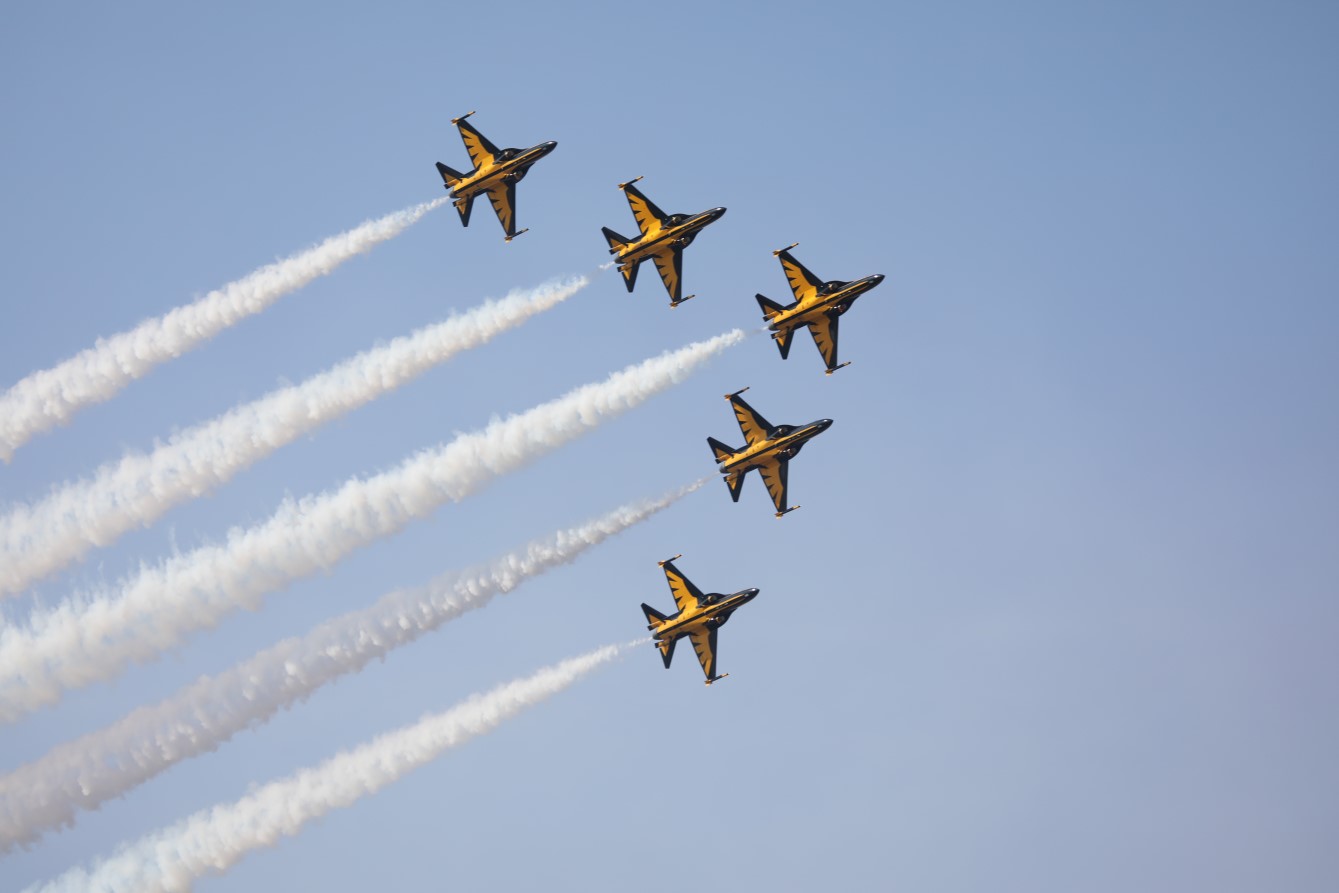 전투기 5대가 시옷자 모양으로 날아가는 모습