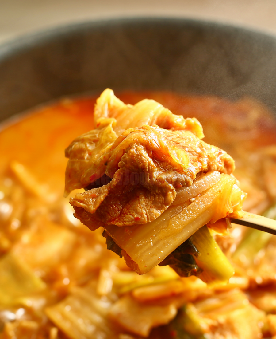 김치찌개 재료의 익힘 상태를 확인하는 과정, Checking the doneness of ingredients in Kimchi stew