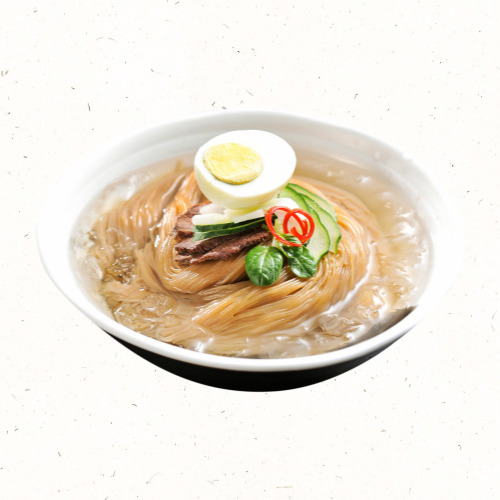 평양냉면 고명과 메밀면이 담긴 전통 그릇