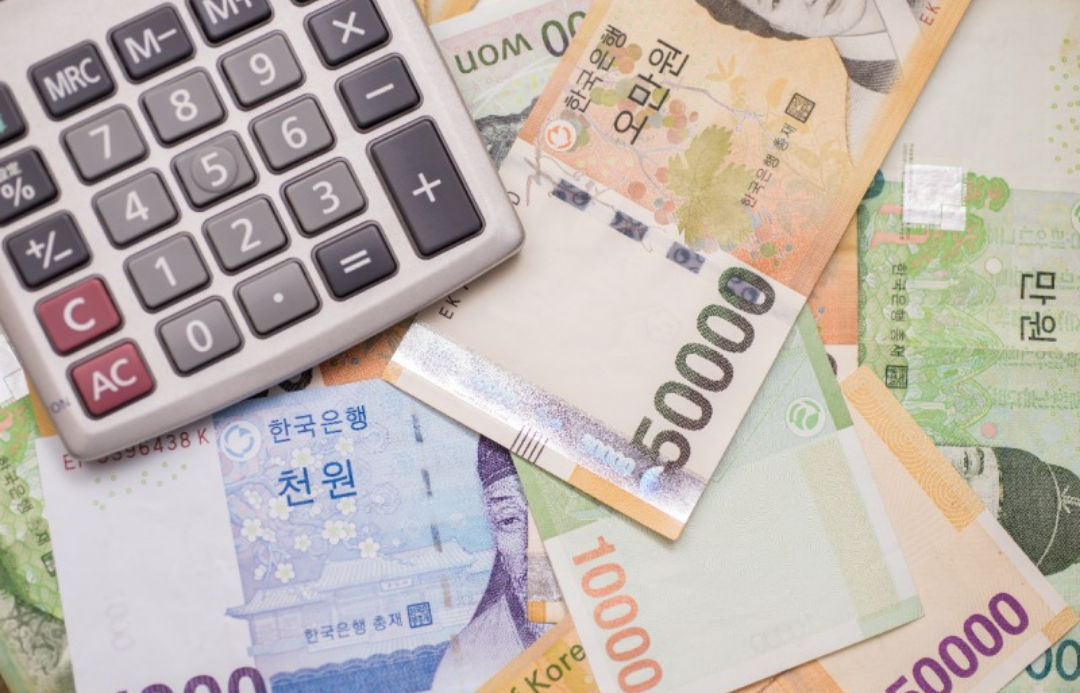 계산기와 지폐들이 여러장 놓여있다.