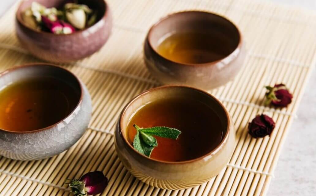 찻잔에 담긴 차