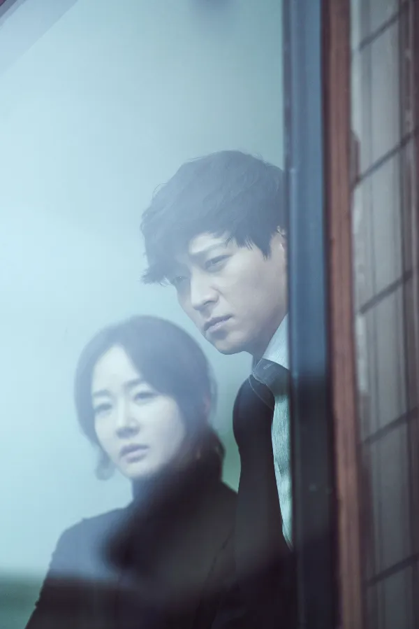 지능범죄수사팀장 김재명(강동원)과 신젬마(엄지원)