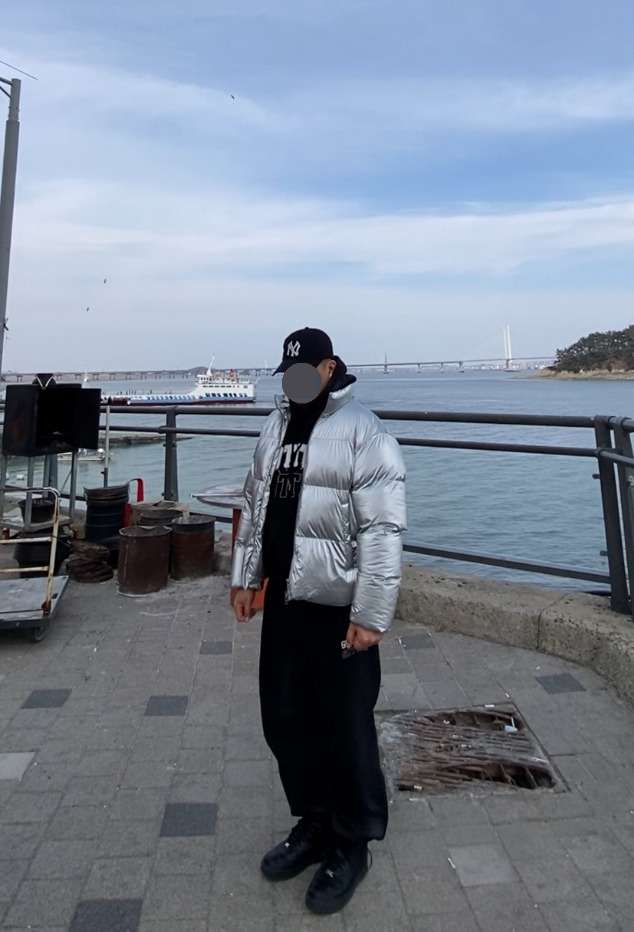 데일리룩('26. 3. 8.)엠엘비 뉴에라 MLB Q핏 볼캡, 무신사스탠다드 메탈릭실버 숏패딩 점퍼, 갓디스 오버핏 후드티, 갓디스 오버핏 트레이닝팬츠, 나이키 덩크하이 올블랙