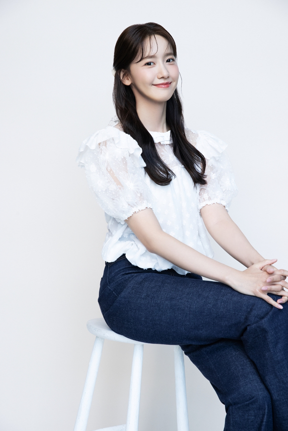 배우 임윤아(소녀시대 윤아)가 JTBC 드라마 '킹더랜드' 종영 기념 일문일답을 전하기 전 포즈를 취하고 있다. [사진=SM엔터테인먼트]