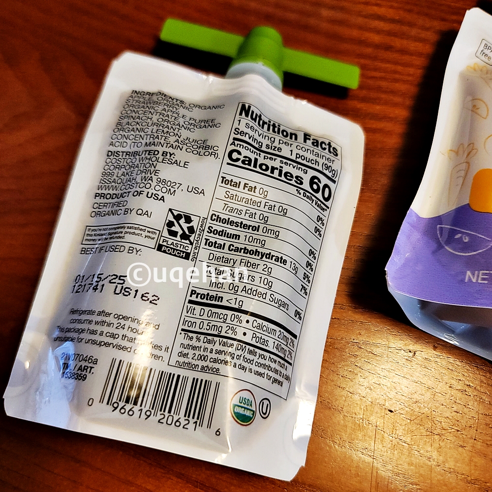 커클랜드 시그니춰 유기농 프루트 앤 베제터블 파우치 뒷면에 영양상태 및 정보가 쓰여있다.