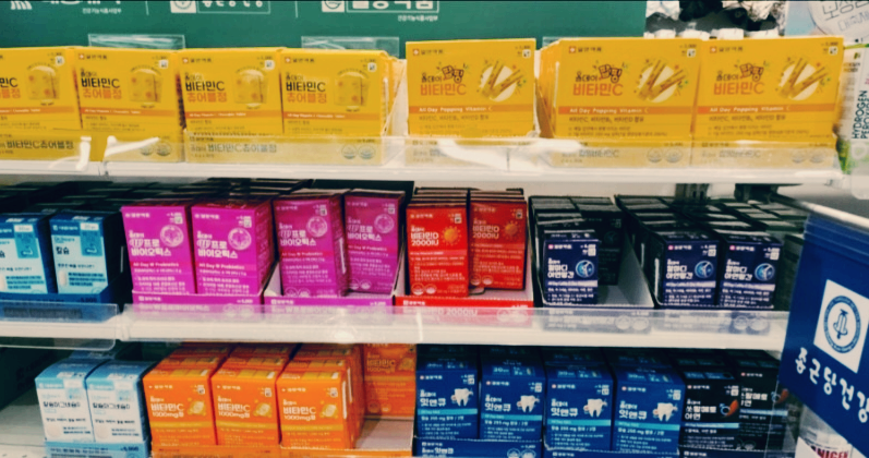 상품 진열대에 있는 영양제들 사진 이미지