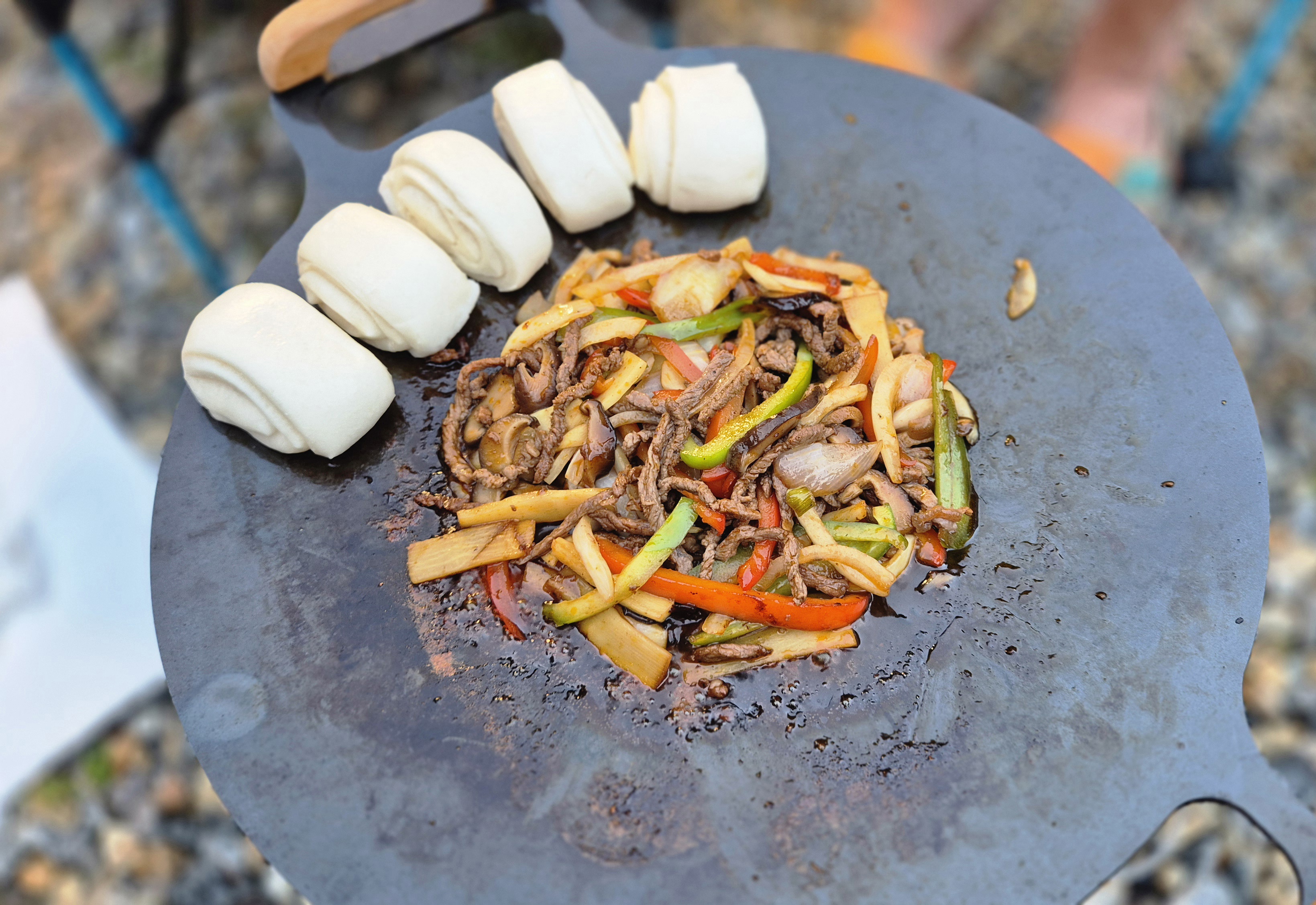 불판위에 꽃빵과 야채 고기 볶음